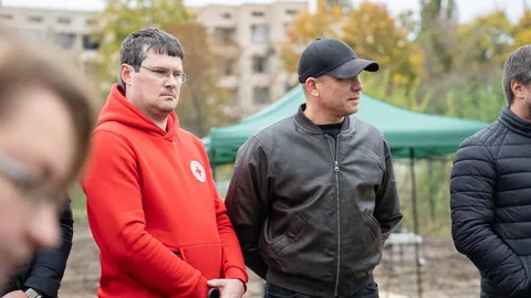 Учасники церемонії закладання капсули Центру взаємодії та відновлення.