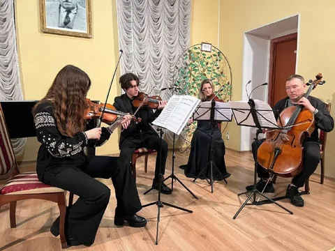 Струнний квартет під час концерту «Легкоплинність» в «Уваровському домі».