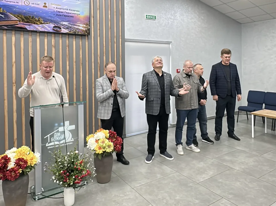 Учасники конференції «Стосується кожного» у залі церкви.