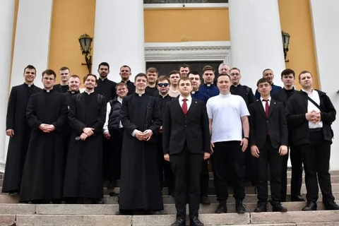 Групове фото учасників Всеукраїнського з’їзду семінаристів із публікації про зустріч.