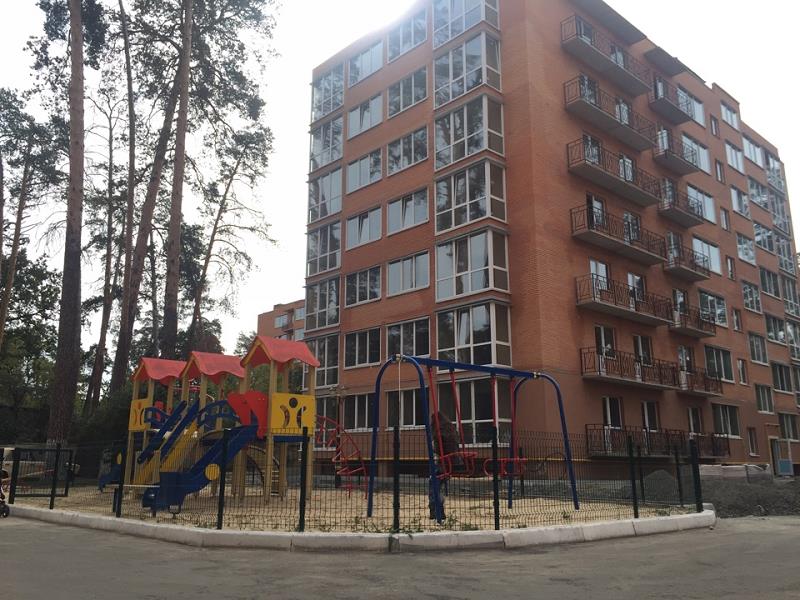 Дитячий майданчик біля фасаду комплексу. Архівне фото.